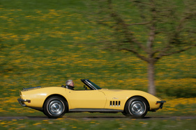 Chevrolet Corvette C3 (1969) - man sitzt weit hinten in der Corvette