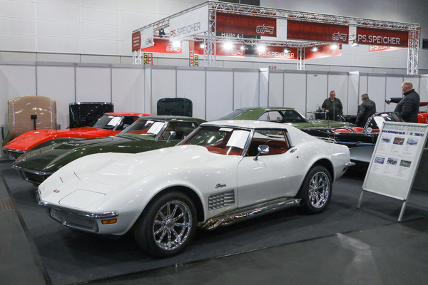Chevrolet Corvette C3 (1971) - mit Chrom, aber nicht ganz originalen Rädern, neben weiteren C3-Varianten) - Bremen Classic Motorshow 2023