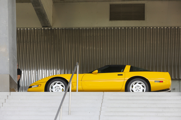 Chevrolet Corvette C4 (1995) - schmiegt sich perfekt in die Beton-Struktur ein - Old Wheels Biel-Bienne 2025