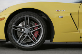 Chevrolet Corvette C6 Z06 (2008) - grosse gelochte Bremsschreiben für optimale Verzögerung