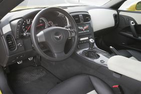 Chevrolet Corvette C6 Z06 (2008) - übersichtliches Interieur, Tacho bis 320 km/h