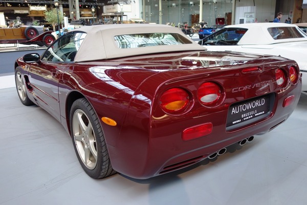 Chevrolet Corvette Convertible "50th Anniversary" (2003) – Sonderausstellung "Chevrolet Corvette – A Legend Turns 70" in der Autoworld Brüssel