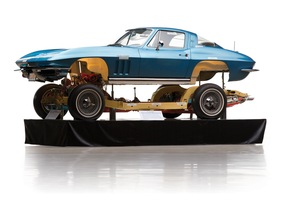 Chevrolet Corvette Demonstration Stand (1965) - als Lot 236 an der RM / Sotheby's Versteigerung der Andrews Collection am 2. Mai 2015