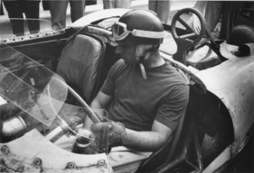 Chevrolet Corvette SS (1957) - Sebring 1957 - Fangio beim Probesitzen im Prototypen