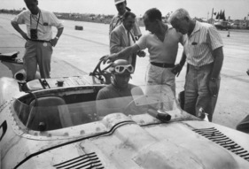 Chevrolet Corvette SS (1957) - Sebring 1957 - Fangio macht sich mit den Bedienungselementen vertraut Chevrolet Corvette SS (1957) - Sebring 1957 - Fangio macht sich mit den Bedienungselementen vertraut