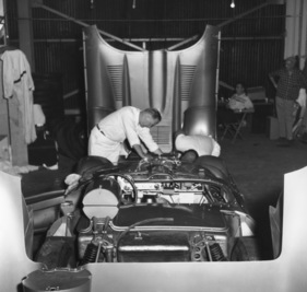 Chevrolet Corvette SS (1957) - Vorbereitungen vor dem Start Chevrolet Corvette SS (1957) - Vorbereitungen vor dem Start