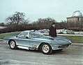 Chevrolet Corvette Shark XP-755 (1963) - Bill Mitchell neben dem Shark