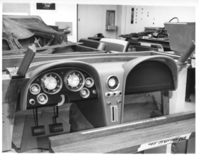 Chevrolet Corvette Sting Ray (1963) - Mockup des Instrumententrägers mit einem Tonmodell