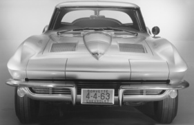 Chevrolet Corvette Sting Ray (1963) - Vorderansicht - die angedeuteten Kühlergitter oben auf der Haube verschwanden bei späteren Jahrgängen
