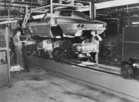 Chevrolet Corvette Sting Ray (1963) - Zusammenbau (sogenannte Heirat) von Chassis und Karosserie der Corvette