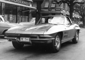 Chevrolet Corvette Sting Ray (1963) - ausserhalb des Salons für Versuchsfahrten bereitstehend