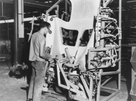 Chevrolet Corvette Sting Ray (1963) - der erste Schritt bei der Produktion eines 1963-er-Coupés - Montage der Fiberglas-Teile