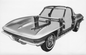 Chevrolet Corvette Sting Ray (1963) - gut sichtbar die Chassis-Strukturen, die beim Coupé auch in den Dachbereich gehen
