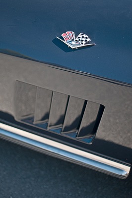 Chevrolet Corvette Sting Ray (1964) - hier kann die heisse Luft aus dem Motorraum entweichen