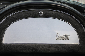 Chevrolet Corvette Sting Ray 427/425 Convertible (1966) – Auch auf dem Handschuhfach findet sich der neugestaltete Schriftzug (1966)