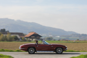 Das V8-Gebrüll hallt weit über die herbstlichen Äcker.