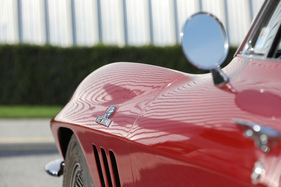 Das Zusammenspiel von Rundungen und Kanten in der Corvette-Karosserie begeistert. Larry Shinoda schuf ein Meisterwerk.