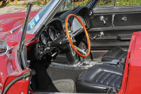 Das geschüsselte Lenkrad streckt sich dem Fahrer altertümlich weit entgegen. Die moderne Gummifussmatte gehöt hier natürlich nicht hin.