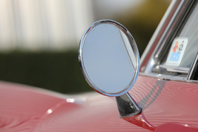 Die "National Corvette Restorers Society" (NCRS) legt auch wert auf Details wie korrekte Aussenspiegel.