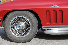 Die drei senkrechten Luftschlütze trägt die Corvette seit 1965. Die Leichtmetallräder optional seit 1964.