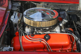 Die orange Farbe von Block und Ventildeckel beisst sich zwar etwas mit dem dunkelroten Lack, ist aber originalgetreu.