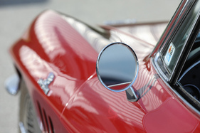 In diesem Rückspiegel würde man auch ohne 431 PS nicht wirklich viel hinter sich sehen.