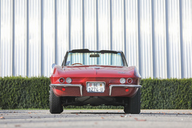 Absicht? Irgendwie sieht die Corvette von hinten ein wenig so aus wie ein Corvair von vorne.