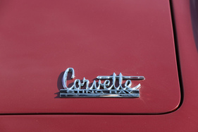 Nicht nur am Heck: 1966 trägt die Corvette erstmals auch auf der Motorhaube einen Schriftzug.