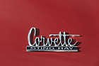 Zum Modelljahr 1966 wurde der Corvette-Schriftzug enger, das "Sting Ray" wanderte mittig darunter.