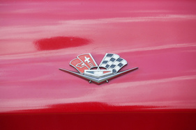 Chevrolet Corvette Sting Ray Convertible (1964) – Auch auf den Flanken finden sich die gekreuzten Flaggen samt Nationalfarben