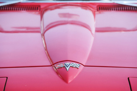 Chevrolet Corvette Sting Ray Convertible (1964) – Auswölbung auf der Motorhaube wie beim Jaguar E-Type, aber länger und spitzer