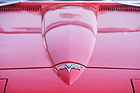 Chevrolet Corvette Sting Ray Convertible (1964) – Auswölbung auf der Motorhaube wie beim Jaguar E-Type, aber länger und spitzer