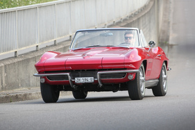 Chevrolet Corvette Sting Ray Convertible (1964) – Charakteristisch ist der senkrecht abgewinkelte, zweigeteilte Stossfänger