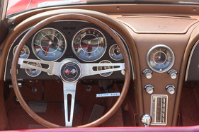 Chevrolet Corvette Sting Ray Convertible (1964) – Der Lenkradkranz besteht aus Holz vom Plastikbaum, liegt aber gut in der Hand