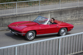 Chevrolet Corvette Sting Ray Convertible (1964) – Der Profi erkennt die Umlackierung. "Riverside Red" war 1964 nicht mit braunem Interieur erhältlich