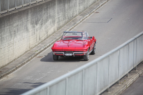 Chevrolet Corvette Sting Ray Convertible (1964) – Die Motorhaube ohne angedeutete Lufthutzen stammt von einem späteren Modell