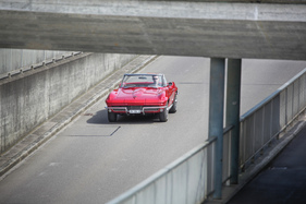 Chevrolet Corvette Sting Ray Convertible (1964) – Farbklecks in grauer Umgebung