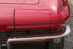 Chevrolet Corvette Sting Ray Convertible (1964) – Geschlossen fügen sich die Klappscheinwerfer harmonisch in die Karosserie form ein