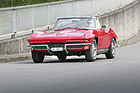 Chevrolet Corvette Sting Ray Convertible (1964) – Horizontale und vertikale Bügelfalten verleihen der Karosserie Spannung