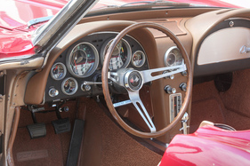 Chevrolet Corvette Sting Ray Convertible (1964) – Instrumententräger und Handschuhfachdeckel waren unabhängig von der Ausstattungsfarbe immer schwarz