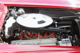 Chevrolet Corvette Sting Ray Convertible (1964) – Lichtmaschine, Luftfilter und Zündungsabschirmung bringen Glanz unter die Motorhaube