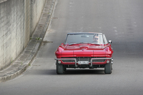 Chevrolet Corvette Sting Ray Convertible (1964) – Mandelförmige Ausbuchtungen auf den Kotflügeln lassen die Karosserie muskulös wirken