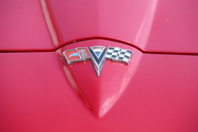 Chevrolet Corvette Sting Ray Convertible (1964) – Nur 1964 hatte das Emblem den dreifarbigen Keil in der Mitte