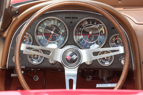 Chevrolet Corvette Sting Ray Convertible (1964) – Sechs herrliche Rundinstrumente für Benzinpegel, Ladestrom, Geschwindigkeit, Drehzahl, Öldruck und Wassertmperatur