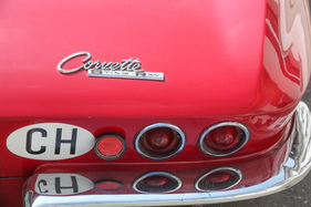 Chevrolet Corvette Sting Ray Convertible (1964) – Stilbildende Rückleuchten. Für die Schweiz musste ein zusätzlicher Reflektor angebracht werden