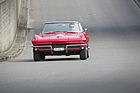Chevrolet Corvette Sting Ray Convertible (1964) – Trotz der aggressiven Linie scheint sie zu lächeln – während der Fahrer eher konzentriert schaut