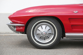 Chevrolet Corvette Sting Ray Convertible (1964) – Typisch für diesen Jahrgang sind die Raddeckel mit neun Schlitzen. In der Schweiz ohne Flügelmutter-Attrappe