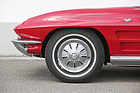 Chevrolet Corvette Sting Ray Convertible (1964) – Typisch für diesen Jahrgang sind die Raddeckel mit neun Schlitzen. In der Schweiz ohne Flügelmutter-Attrappe