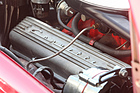 Chevrolet Corvette Sting Ray Convertible (1964) – Ventildeckel mit elegantem Modellschriftzug