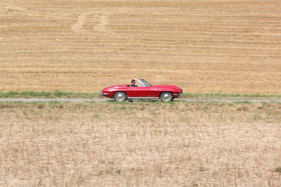 Chevrolet Corvette Sting Ray Convertible (1964) – Wenn kein Highway in Nebraska zur Hand ist, tut es auch ein Wirtschaftsweg zwischen Schneisingen und Siglistorf